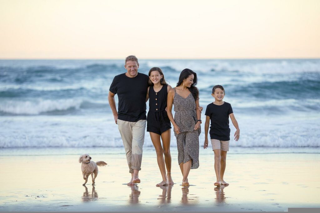 glückliche Familie am Strand Welches Objektiv für Familienfotos
