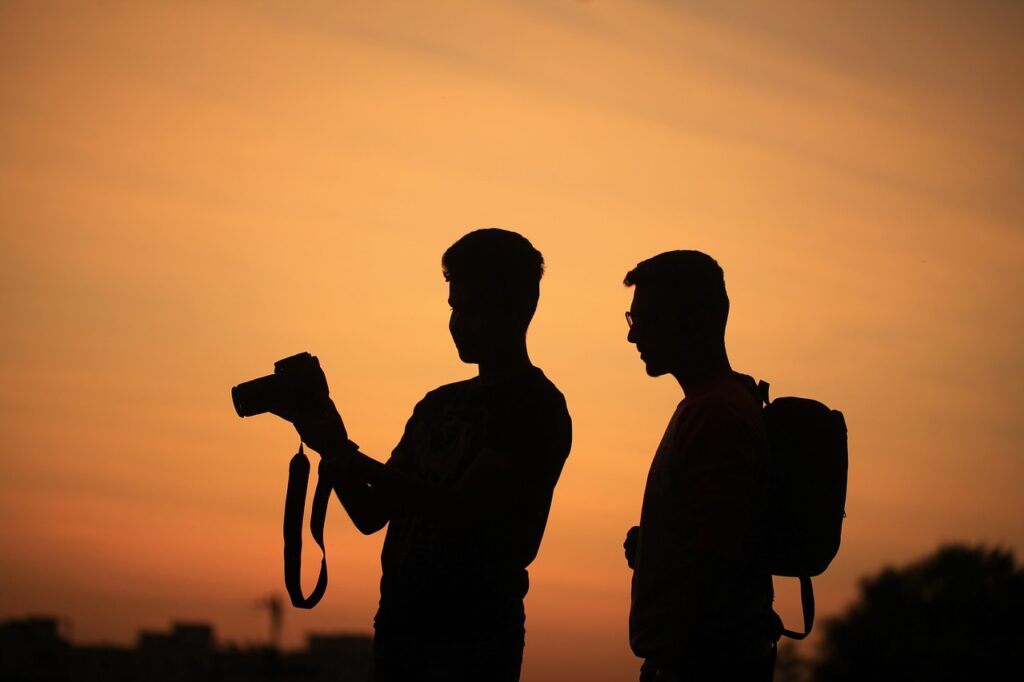 Männer Silhouetten Kamera Sonnenuntergang Die besten Spiegelreflexkameras für Hobbyfotografen Vergleich