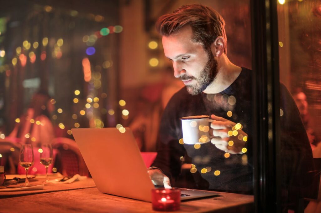 Laptop Mann Cafe Köderfische online kaufen Der Schlüssel zum erfolgreichen Angeln