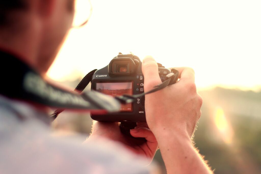 Fotograf mit Kamera unterwegs Landschaft Sonne Fotografie in Usbekistan Die besten Motive